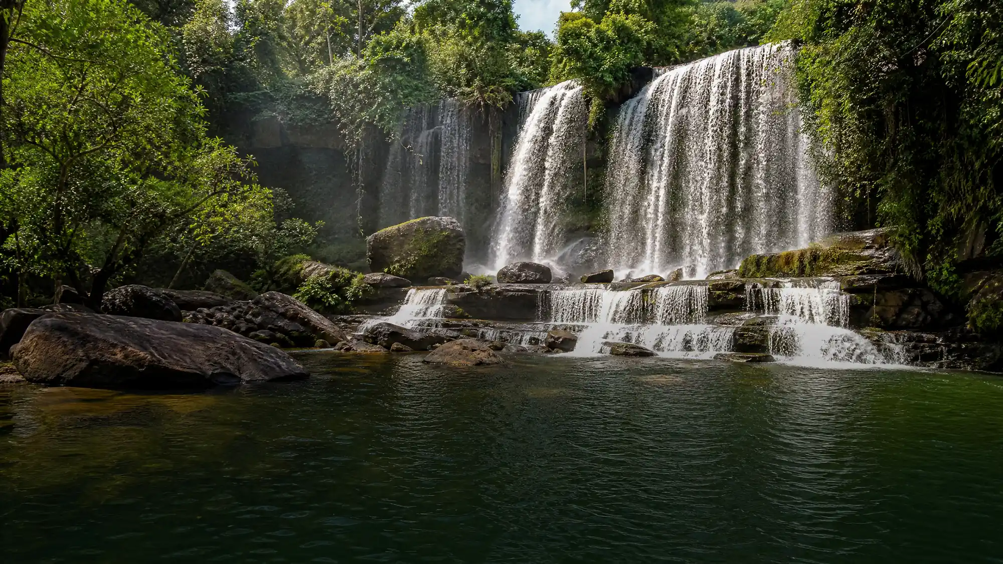 Explora el lugar de nacimiento del Imperio jemer con piscinas naturales, antiguos grabados en el lecho del río y un enorme Buda reclinado en la montaña Phnom Kulen.