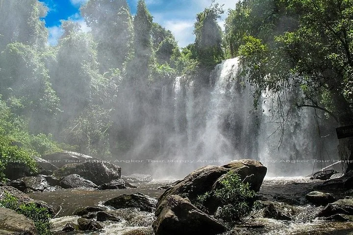 Vista amplia de la cascada de Kulen cayendo por una pared rocosa