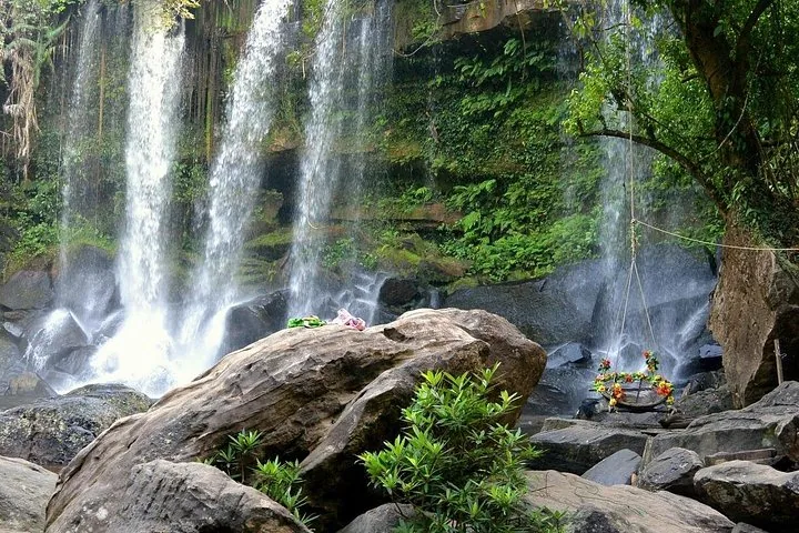 Sección inferior de la cascada de Kulen con grandes rocas y un columpio de madera